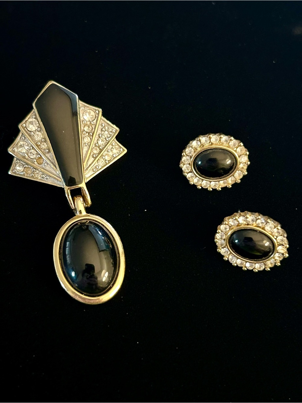 SIGNED TRIFARI Classic Black Cabochon Gold-Tone Brooch/Pin and Earring Set